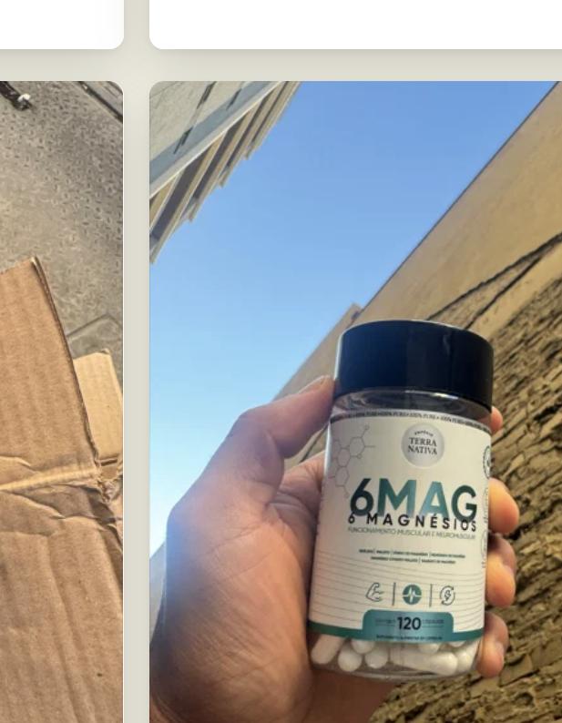 Cliente segurando o pote de 6 Magnésios Quelato contra o céu