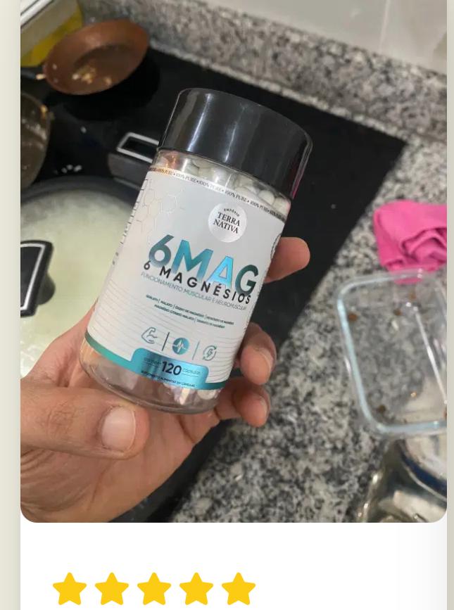 Cliente segurando o pote de 6 Magnésios Quelato na cozinha