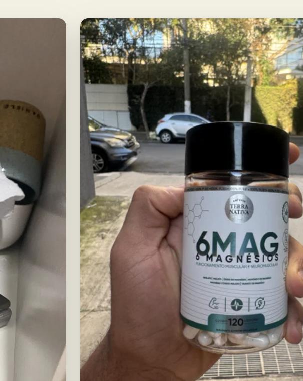 Cliente segurando o pote de 6 Magnésios Quelato na rua