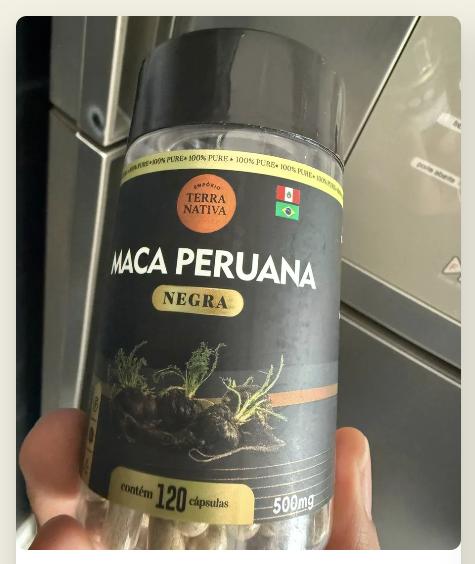 Cliente segurando o pote de Maca Peruana Negra