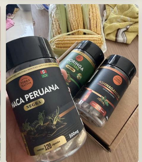 Cliente com o pote de Maca Peruana Negra
