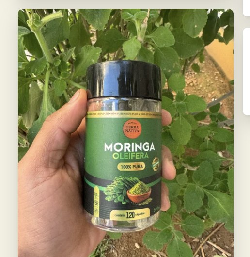 Cliente segurando o pote de Moringa 100% Pura