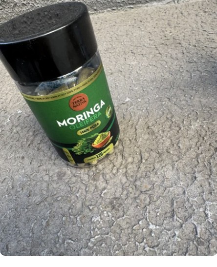 Cliente com o pote de Moringa 100% Pura